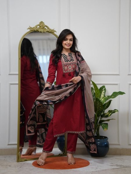 Rayon Slub three piece Set with Hand Work at Wholesale Rate Tunics kurti