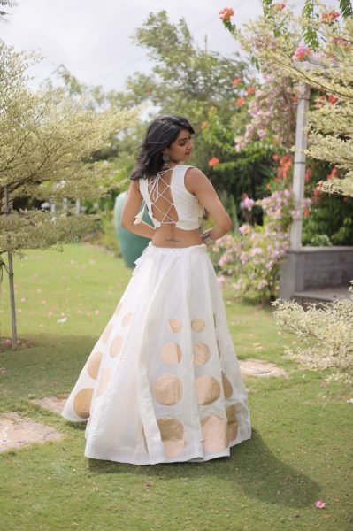 Recyclable White Party Wear Roman Silk Lehenga Choli with Sleeveless Mirror Lace Blouse Navratri Lehnega Choli