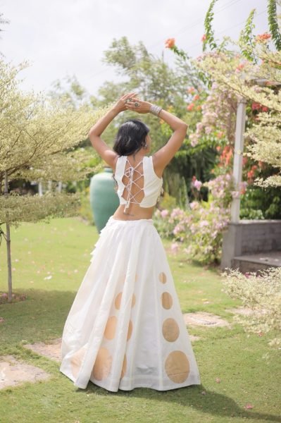 Recyclable White Party Wear Roman Silk Lehenga Choli with Sleeveless Mirror Lace Blouse Navratri Lehnega Choli