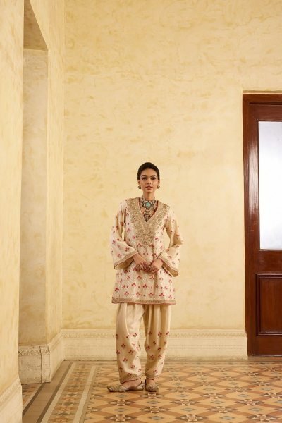 Refined Cream Chiffon Satin Embroidered Suit Set with Dupatta At Factory Price Kurti Set Ready To Wear Collection