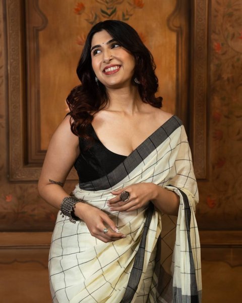 Refined White Linen Cotton Digital Print Saree with Contrast Color Border For Party Printed Cotton Sarees Wholesale