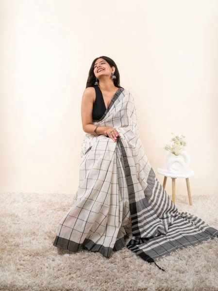Refined White Linen Cotton Digital Print Saree with Contrast Color Border For Party Printed Cotton Sarees Wholesale