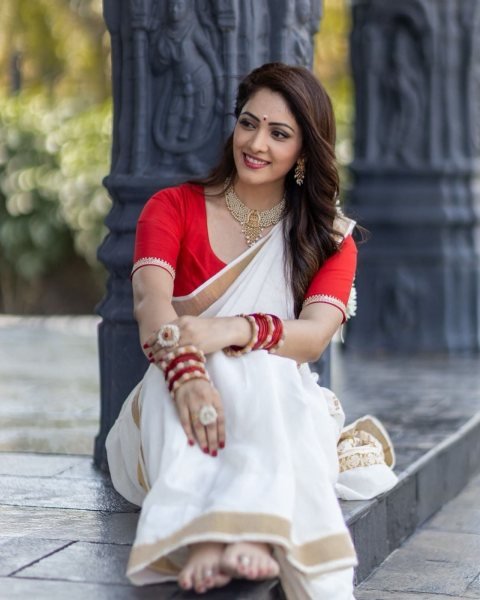 Seamless White Designer Soft Cotton Saree with Contrast Red Banglori Silk Blouse for Women Cotton Sarees Wholesale