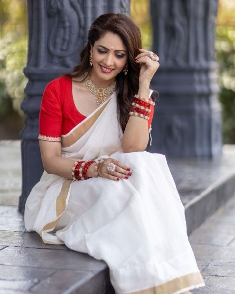 Seamless White Designer Soft Cotton Saree with Contrast Red Banglori Silk Blouse for Women Cotton Sarees Wholesale