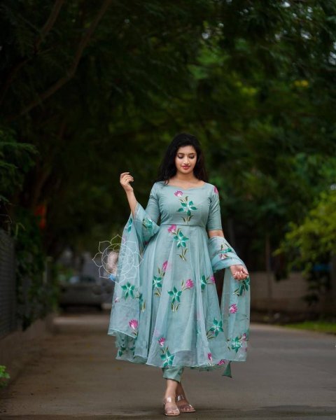 Simple   Elegant Floral Print Organza Kurti Dupatta Set Kurti With Dupatta Wholesale