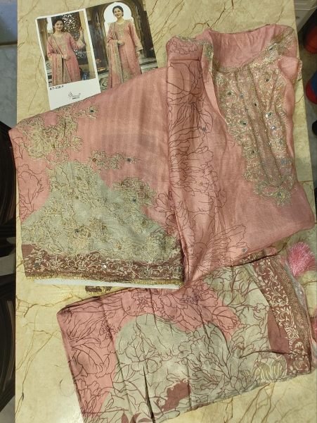 Sleek Dusty Pink Pure Maslin Digital Print Suit Set with Aari and Handwork Design Pakistani Suits Wholesale