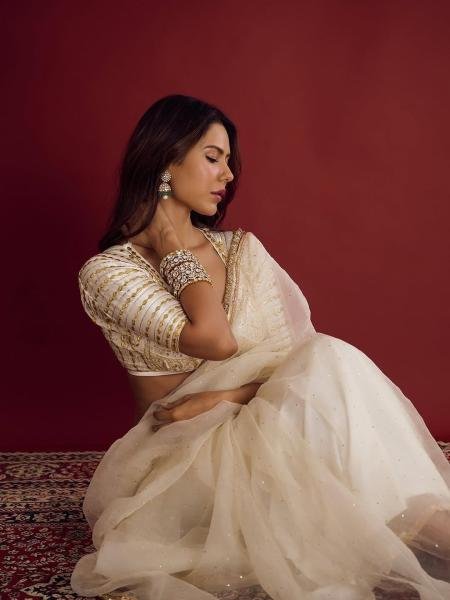 Sonam Bajwa White Color Soft Georgette Saree with Original Hand Charkhi Gotta Patti Work And Fully Stitched Blouse Bollywood Fancy Sarees Wholesale