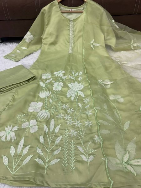 Stylish Chanderi Silk  floral kurti set with Organza Dupatta for Boutiques Embroidery Kurtis 