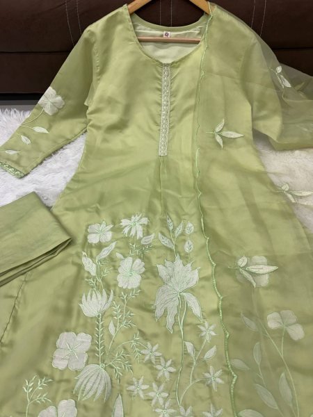 Stylish Chanderi Silk  floral kurti set with Organza Dupatta for Boutiques Embroidery Kurtis 