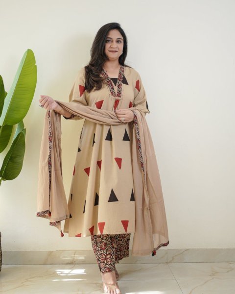Stylish  Cream Jaipuri Cotton Kalamkari Printed Top Pant Dupatta Set for Daily and Office Wear Jaipuri Cotton Kurtis Wholesale