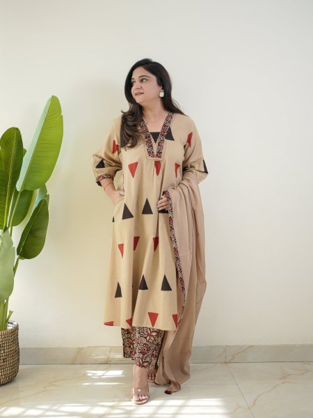Stylish  Cream Jaipuri Cotton Kalamkari Printed Top Pant Dupatta Set for Daily and Office Wear Jaipuri Cotton Kurtis Wholesale