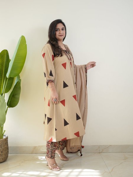 Stylish  Cream Jaipuri Cotton Kalamkari Printed Top Pant Dupatta Set for Daily and Office Wear Jaipuri Cotton Kurtis Wholesale