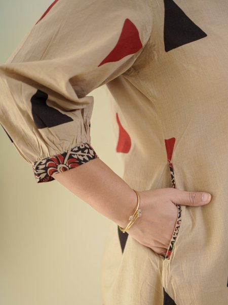 Stylish  Cream Jaipuri Cotton Kalamkari Printed Top Pant Dupatta Set for Daily and Office Wear Jaipuri Cotton Kurtis Wholesale