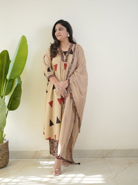 Stylish  Cream Jaipuri Cotton Kalamkari Printed Top Pant Dupatta Set for Daily and Office Wear Jaipuri Cotton Kurtis Wholesale