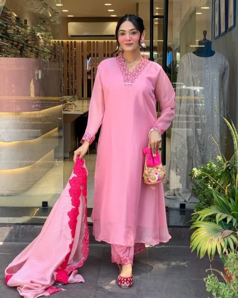 Stylish Embroidered Viscose Chanderi Kurti with Chinon Dupatta for Function Wear 3 Piece Kurti Set