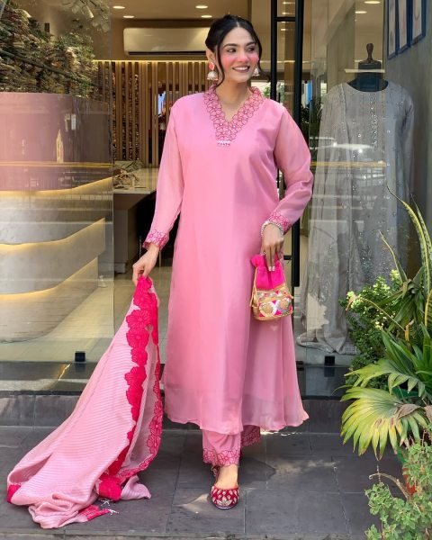 Stylish Embroidered Viscose Chanderi Kurti with Chinon Dupatta for Function Wear 3 Piece Kurti Set