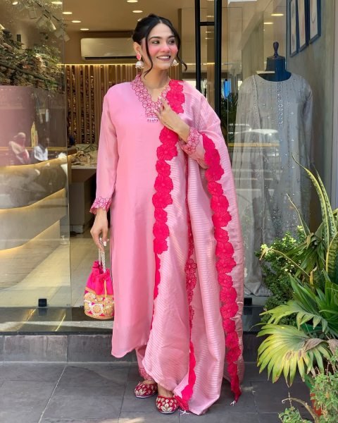 Stylish Embroidered Viscose Chanderi Kurti with Chinon Dupatta for Function Wear 3 Piece Kurti Set