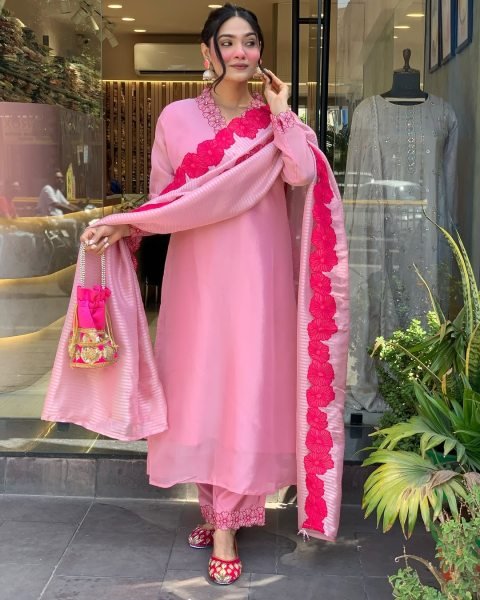 Stylish Embroidered Viscose Chanderi Kurti with Chinon Dupatta for Function Wear 3 Piece Kurti Set