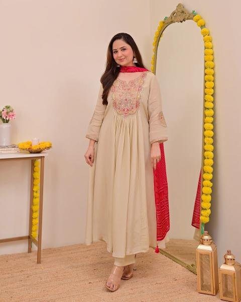 Stylish Ivory Chinnon Embroidery Suit With Solid Dupatta For Woman At Wholesale Rates Embroidery Kurtis 