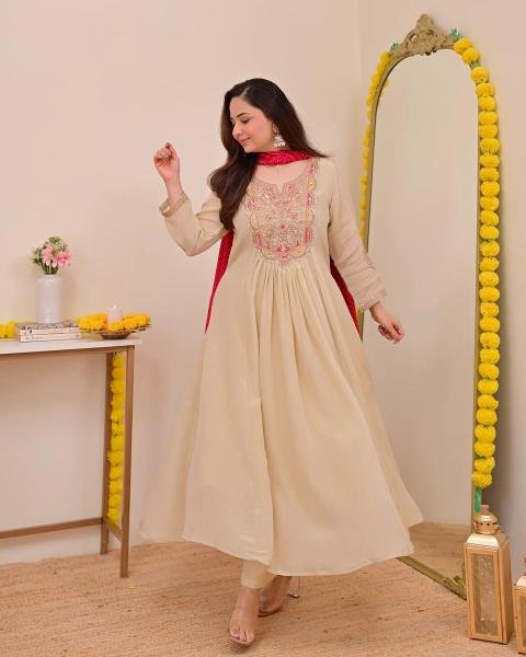 Stylish Ivory Chinnon Embroidery Suit With Solid Dupatta For Woman At Wholesale Rates Embroidery Kurtis 