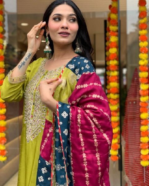 Textile Manufacturers New Collection Viscose Chanderi Kurti Pants with Dupatta Reseller Special 3 Piece Kurti Set