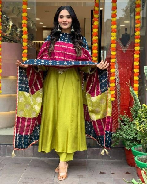 Textile Manufacturers New Collection Viscose Chanderi Kurti Pants with Dupatta Reseller Special 3 Piece Kurti Set