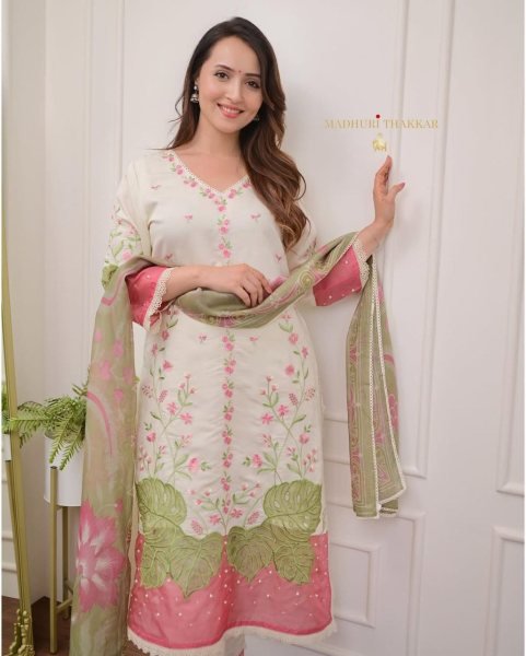 Traditional Banarasi Suit Set For Women -Banarasi Cotton with Lace Dupatta & Pearl Mala Cotton Kurtis Wholesale