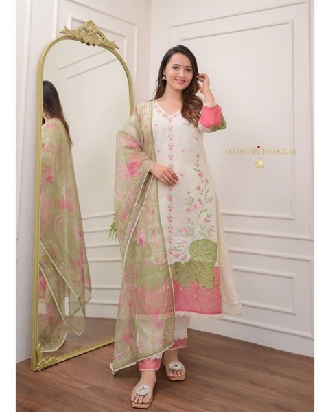 Traditional Banarasi Suit Set For Women -Banarasi Cotton with Lace Dupatta & Pearl Mala Cotton Kurtis Wholesale