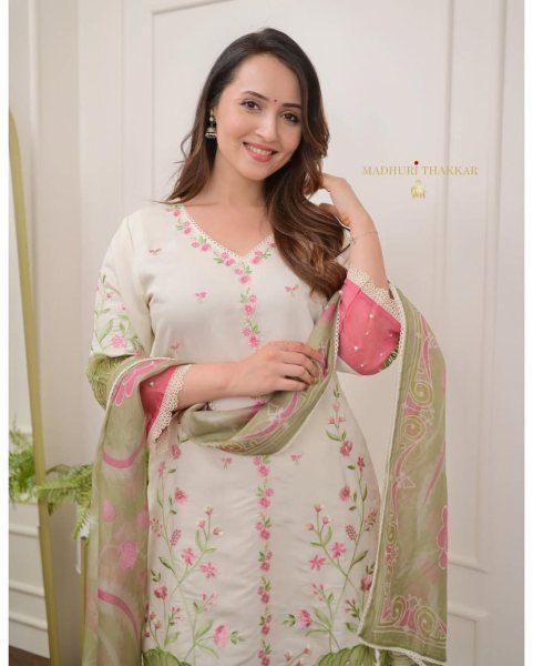 Traditional Banarasi Suit Set For Women -Banarasi Cotton with Lace Dupatta & Pearl Mala Cotton Kurtis Wholesale