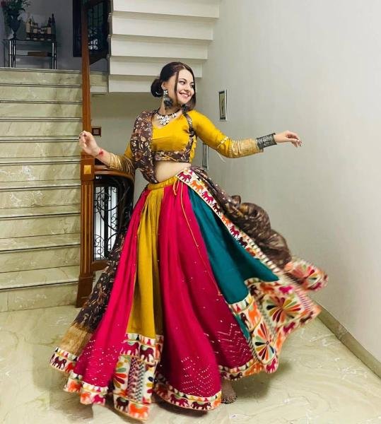 Traditional Gujarati Style Navratri Outfit Collection for Women At Wholesale Rate Navratri Lehnega Choli