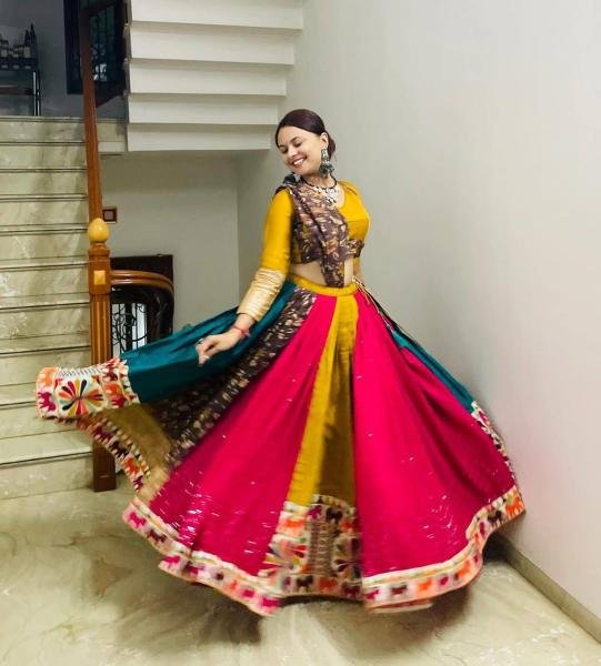 Traditional Gujarati Style Navratri Outfit Collection for Women At Wholesale Rate Navratri Lehnega Choli
