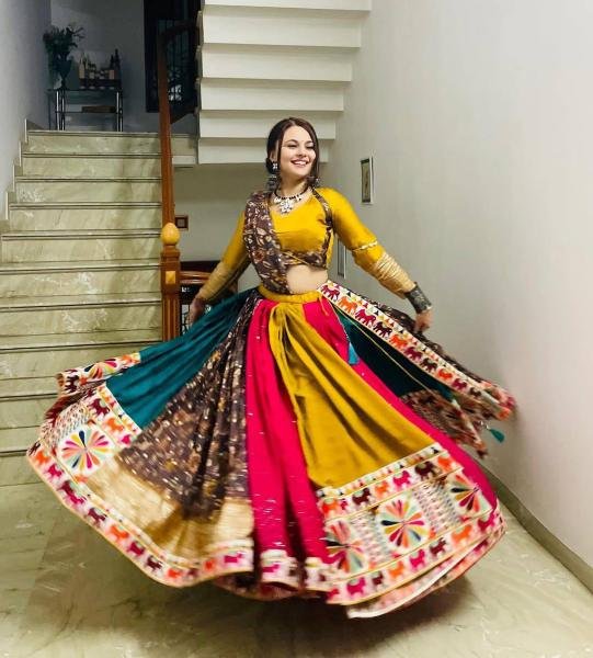 Traditional Gujarati Style Navratri Outfit Collection for Women At Wholesale Rate Navratri Lehnega Choli