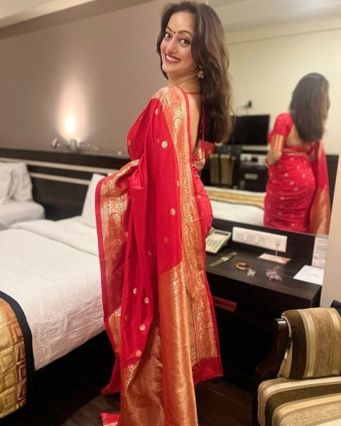 Traditional Soft Silk Zari Saree with Contrasting Border   Designer Blouse Graceful Wedding Look Banarasi Saree Wholesale