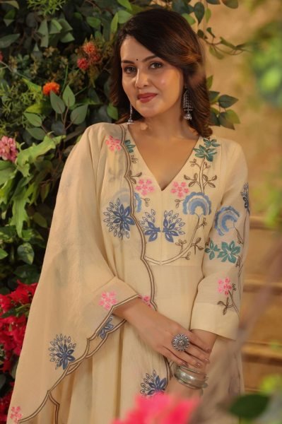 Trendsetting White 3 Piece Kurti   Pant Set with Embroidery Dupatta Perfect for Parties  Straight Cut Long Kurtis