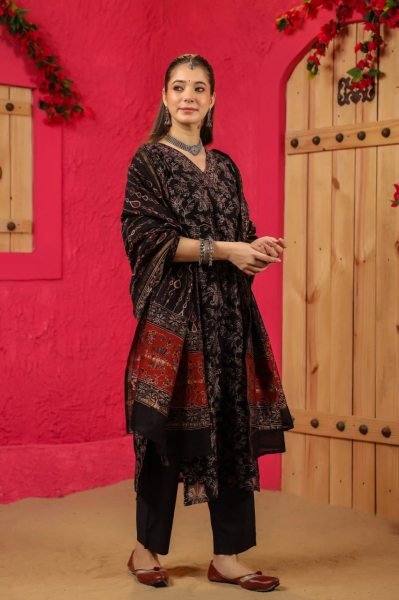 Trendy Women Black Floral Printed V Neck Kurta with Pant  With Dupatta 3 Piece Kurti Set
