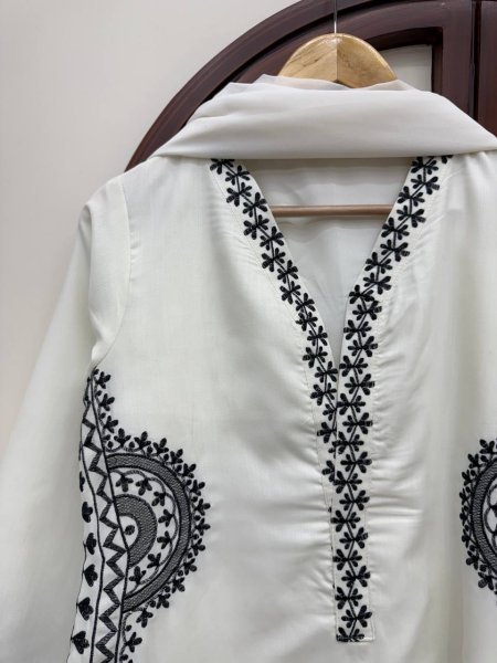 White Biscuit Slub Thread Embroidered Kurta Pant Set with Printed Tabby Silk Dupatta at Manufacturer Price Ready To Wear Collection