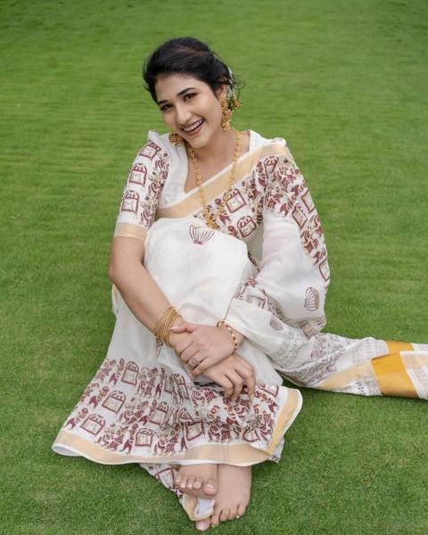 White Soft Linen Cotton Saree with Digital Print Border And Unstitched Blouse For Casual Wear Printed Cotton Sarees Wholesale