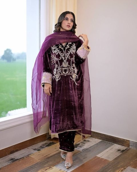 Winter Wear Purple Velvet Sequence  Embroidery Work Suit  With Pant And Dupatta Pakistani Suits Wholesale