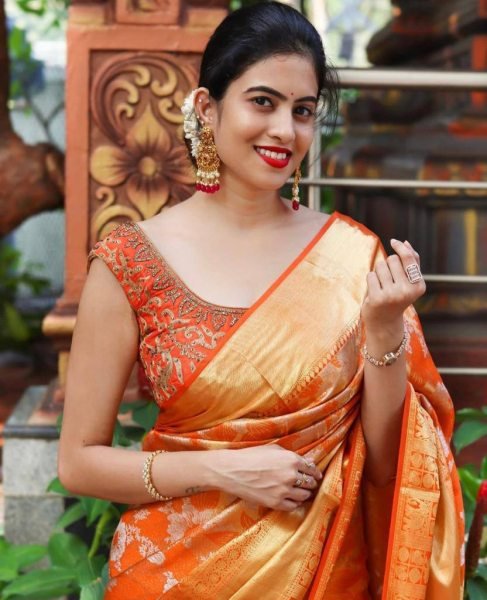 Women's Heavy Banarasi Silk Woven Pattern Banarasi Saree Wholesale