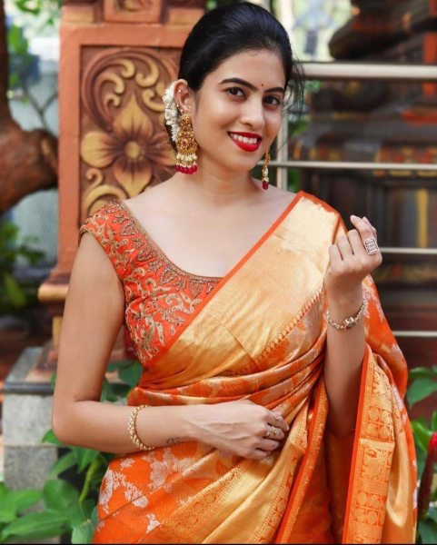 Women's Heavy Banarasi Silk Woven Pattern Banarasi Saree Wholesale