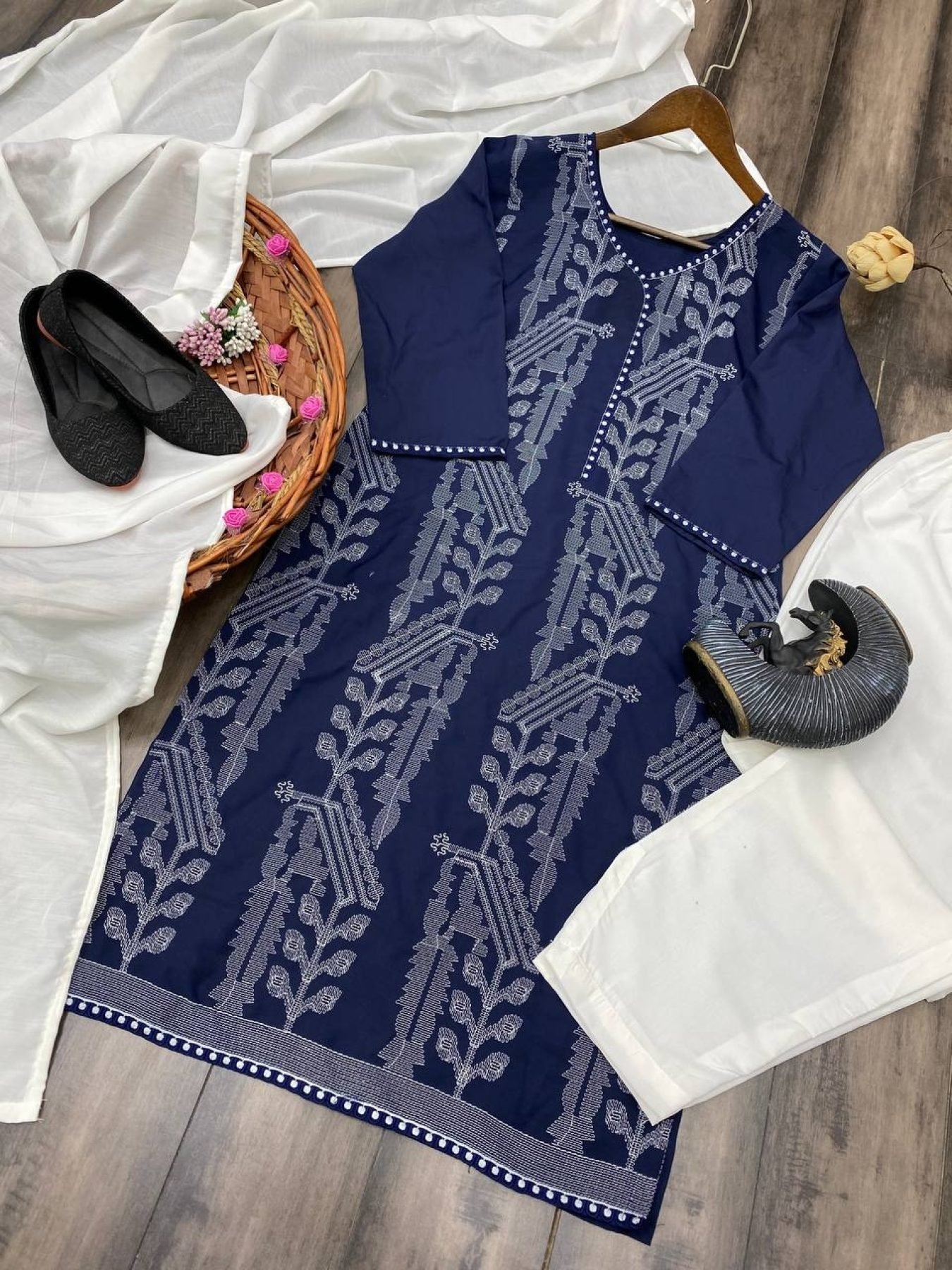 Women Simple & Elegant Embroidered Cotton Kurta set